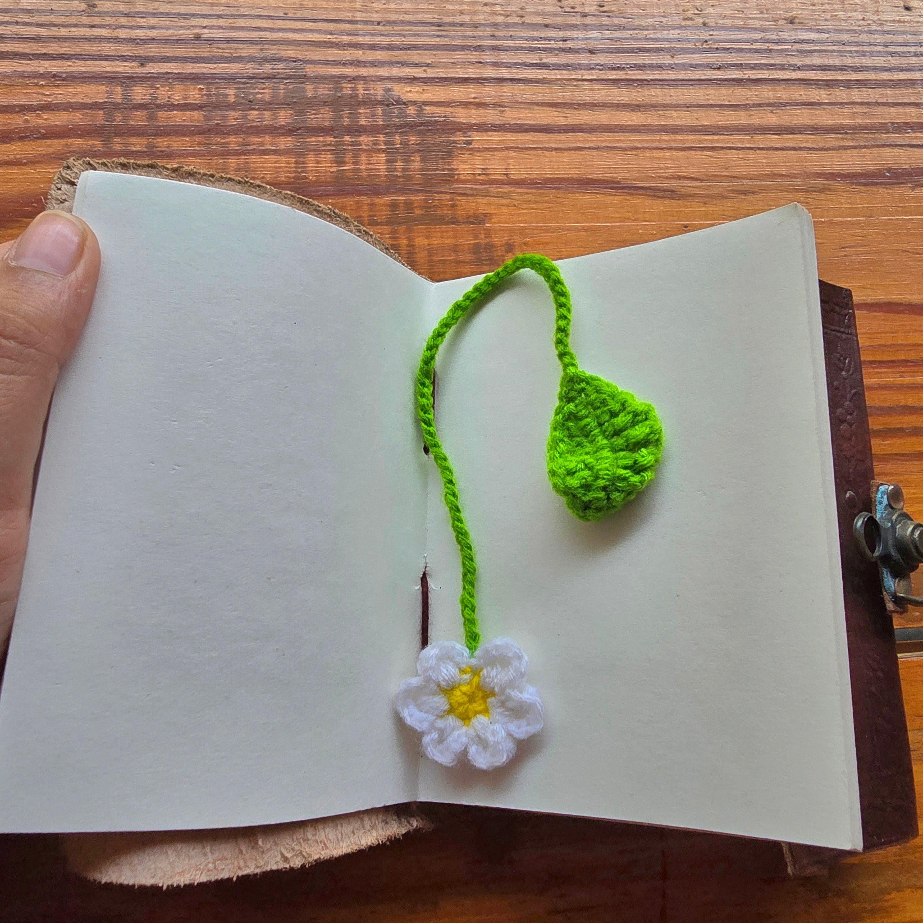 Crochet Daisy Flower Bookmark