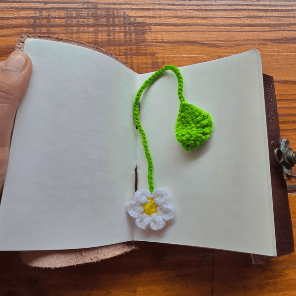 Crochet Daisy Flower Bookmark - ShrukaCrochet Daisy Flower BookmarkShruka